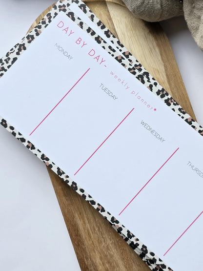 Wochenplaner Day bei Day / Leo Look / 50 Blatt / Notizblock / Mitbringsel / Kleinigkeit / Geschenk