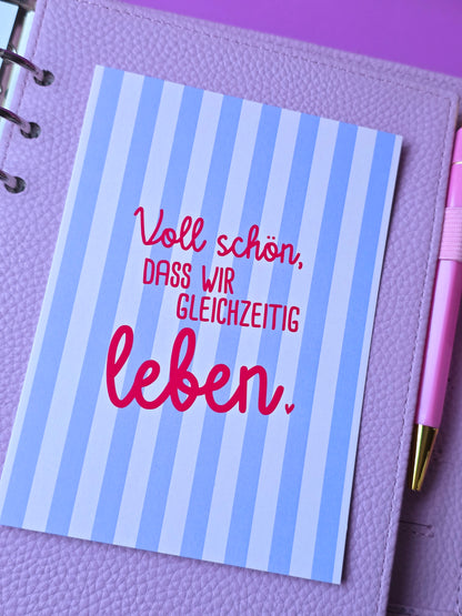 Postkarte "Voll schön, dass wir gleichzeitig leben in A6