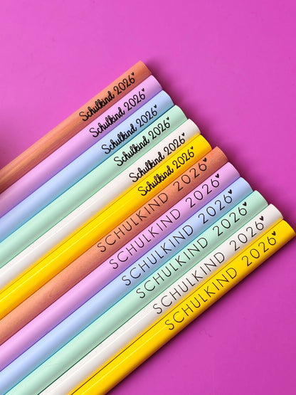 Bleistift Schulkind 2026 - 6 Farben - 3 Schrift Varianten