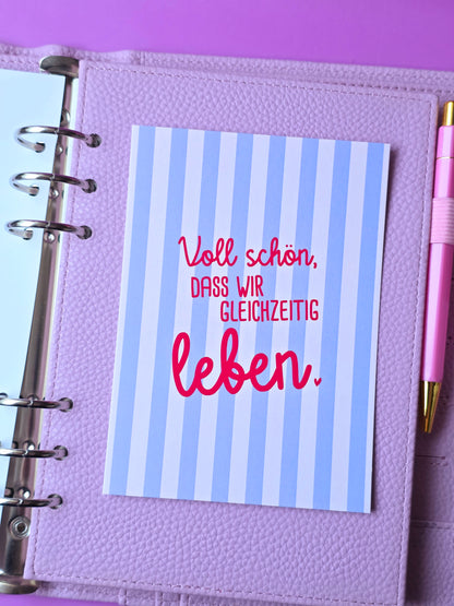 Postkarte "Voll schön, dass wir gleichzeitig leben in A6