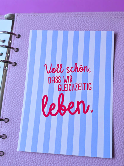 Postkarte "Voll schön, dass wir gleichzeitig leben in A6